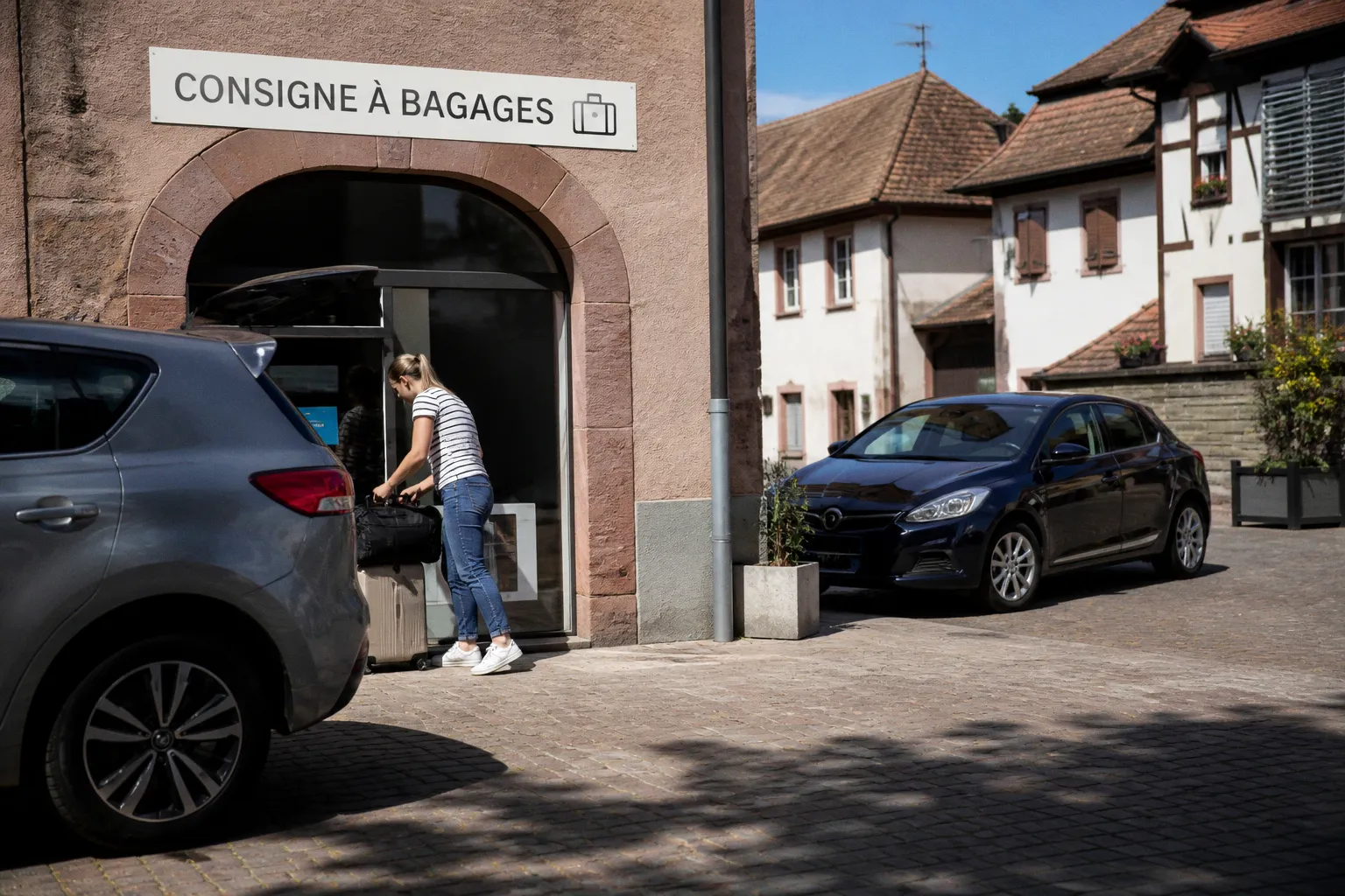 Airbnb diversifie ses services : location de voiture et consigne à bagages pour vos séjours