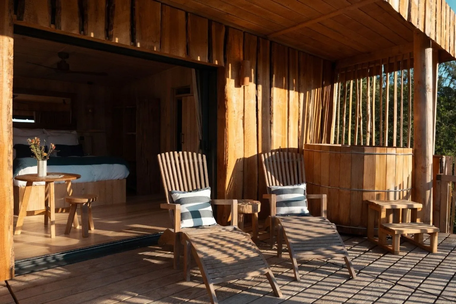 Évasion en forêt : 4 refuges en bois pour une immersion architecturale